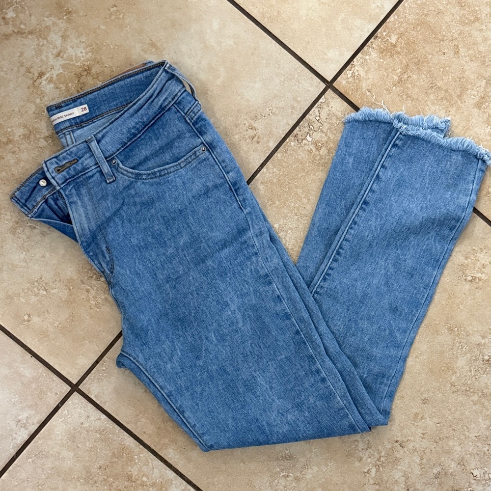 Levi’s Light Blue Cropped Jeans